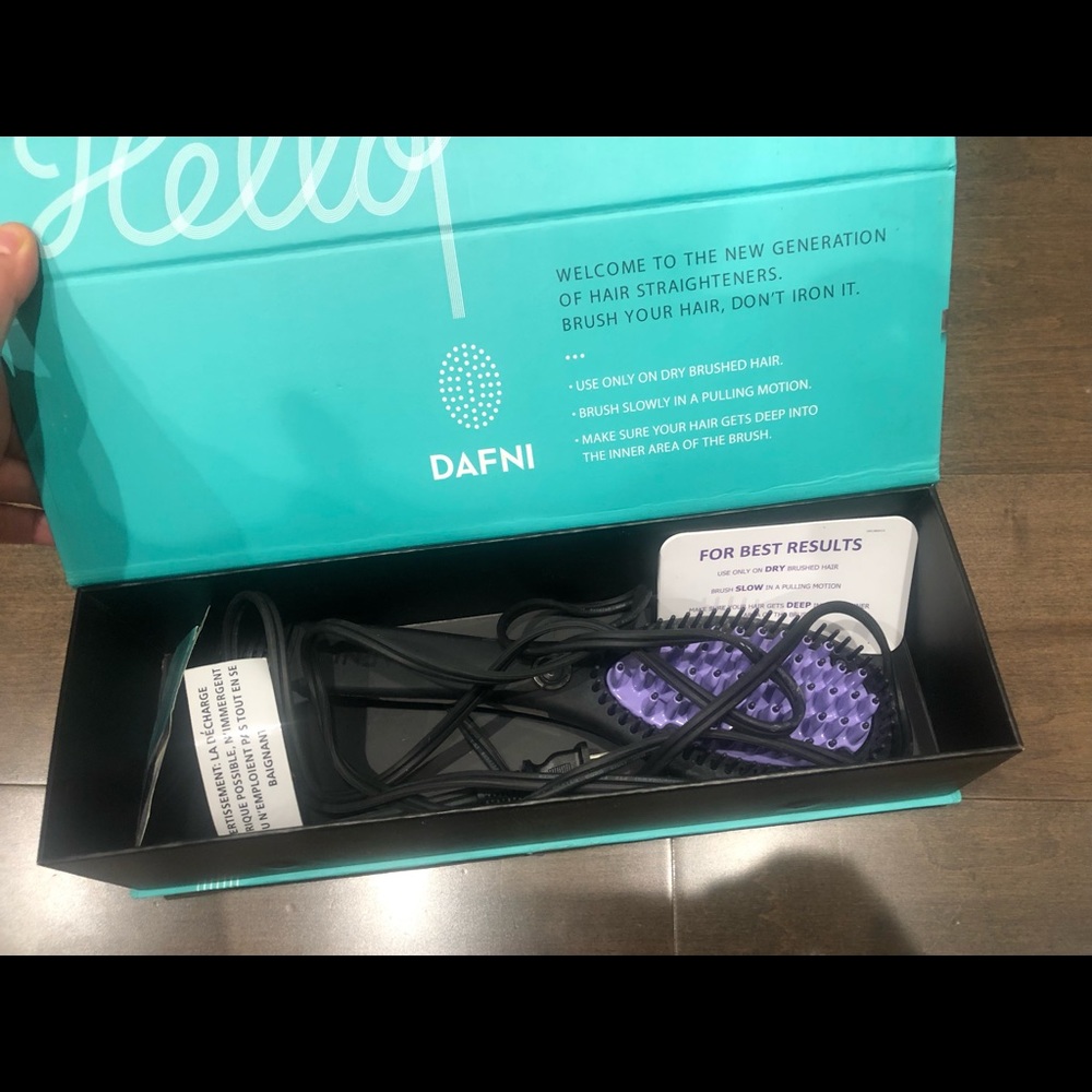 Dafni hair brush to straighten hair - used twice!